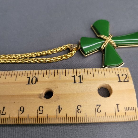 Avon Gold Tone Wheat Chain Green Faux Jade Cross Pendant Necklace 22 in - Picture 10 of 10